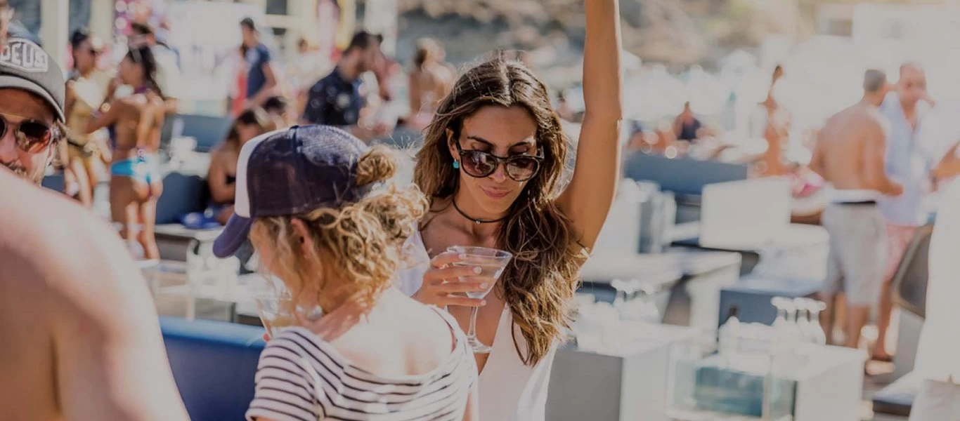 Η «τρέλα» των ελέγχων στα νησιά διώχνει τους τουρίστες και κλείνει τα μαγαζιά - Που το πάει η κυβέρνηση;